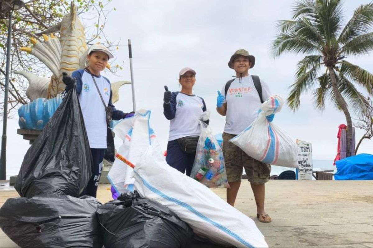 Dompet Dhuafa Bali gelar aksi bersih sampah di Pantai Kuta