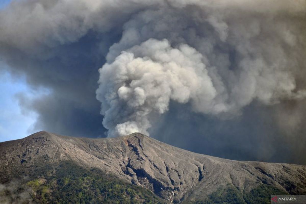 Gunung Marapi lontarkan abu vulkanik setinggi 1 km