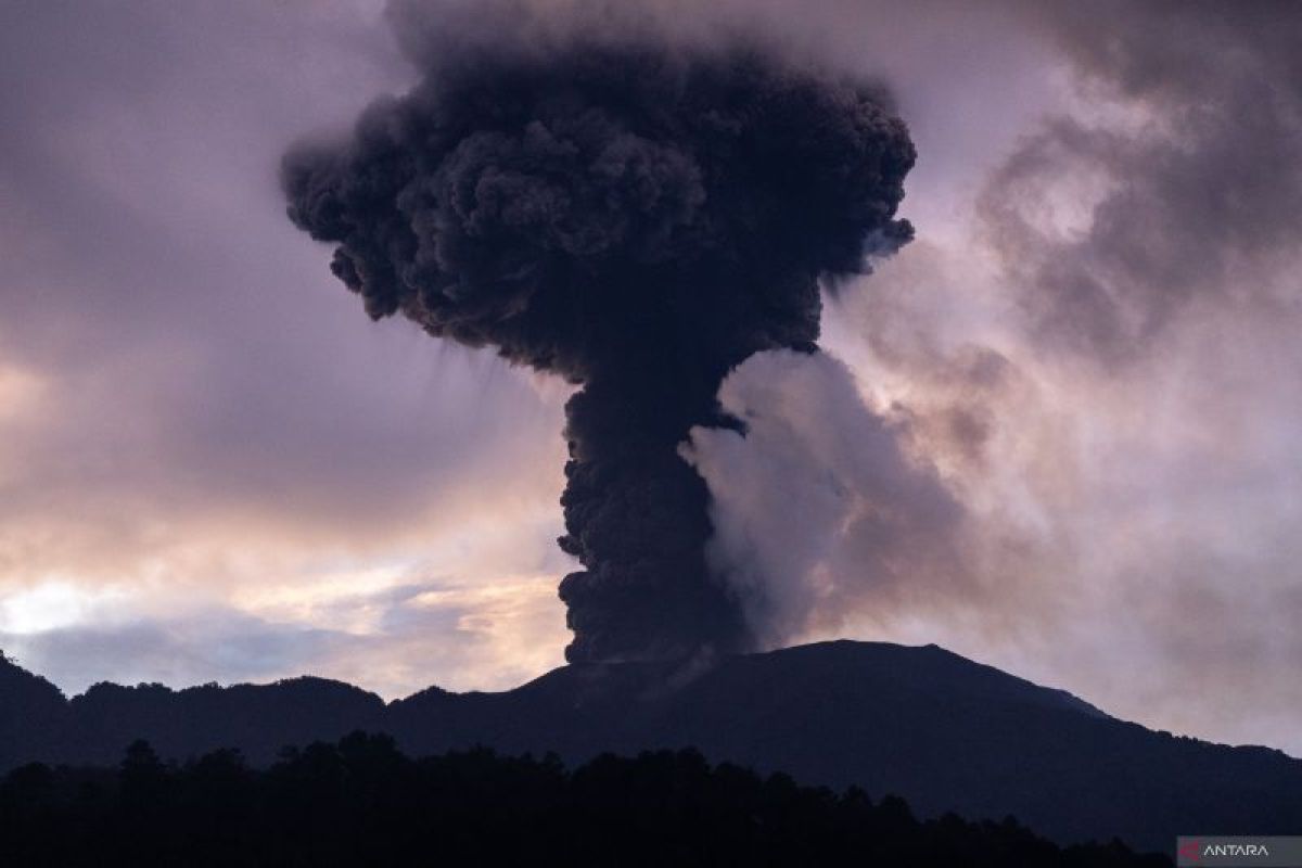 Gunung Marapi erupsi  lontarkan abu vulkanik, berikut peringatannya