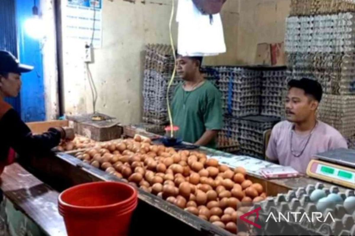 Harga bahan pokok di sejumlah pasar tradisional Bekasi masih tinggi