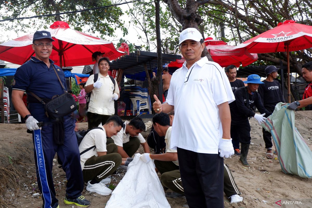 Kemenpar dan Poltekpar Bali turun tangan bersihkan sampah di Pantai Kuta