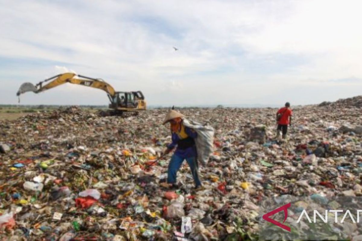 Tumpukan sampah di TPA Jalupang Karawang masih batas toleransi