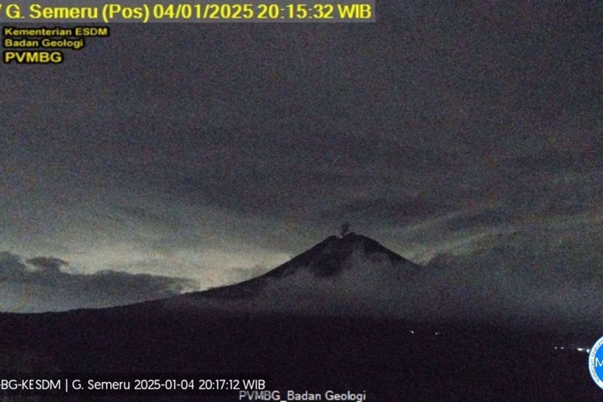 Gunung Semeru beberapa kali erupsi dengan tinggi kolom 700 meter pada Sabtu malam