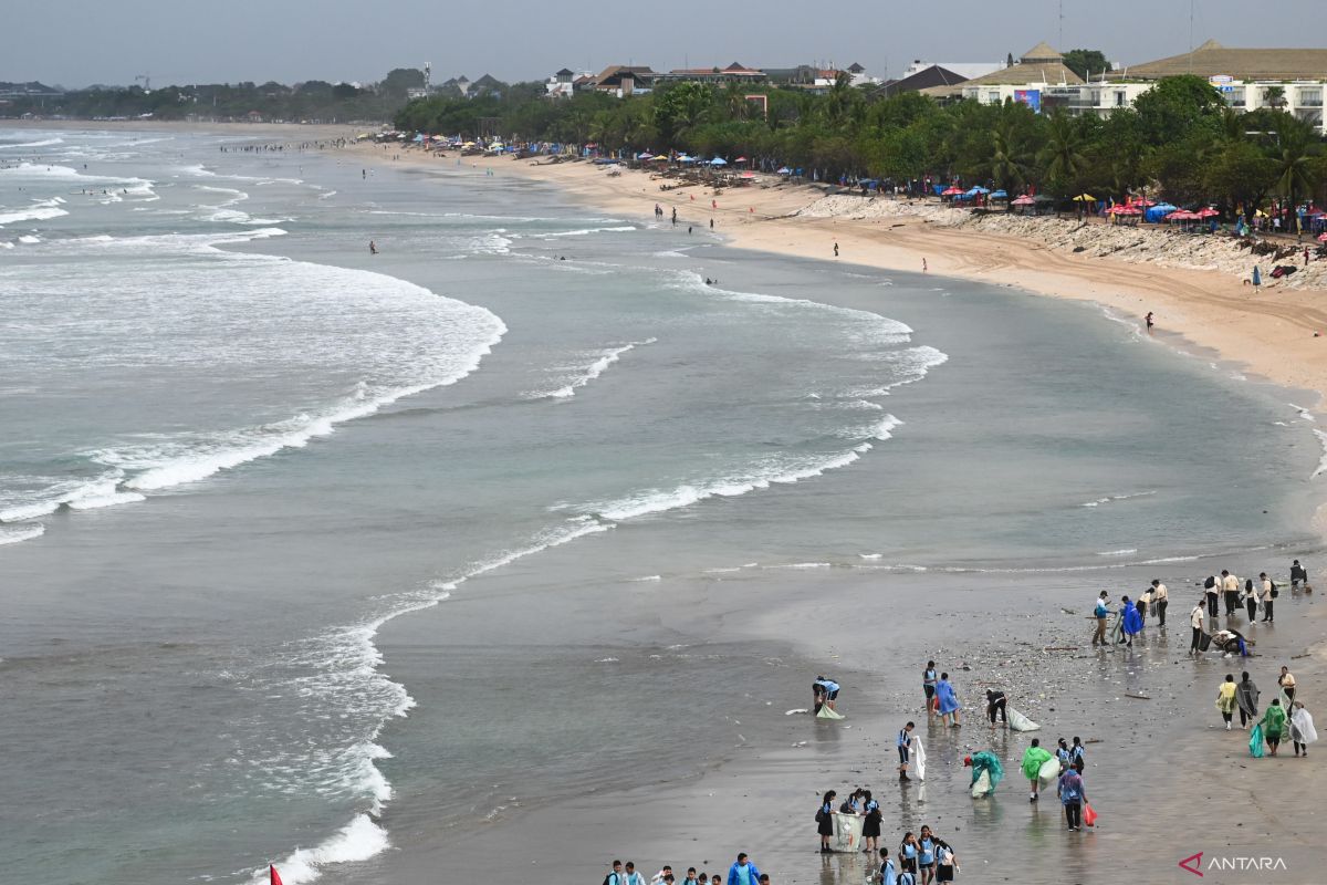 Aksi bersih sampah laut di Pantai Kuta