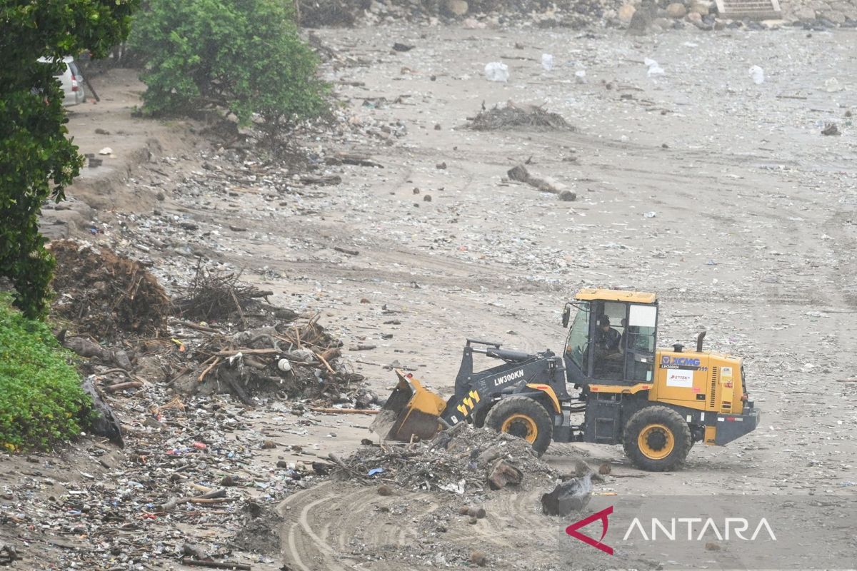 Pemkab Badung terus bersihkan sampah laut di Pantai Kuta