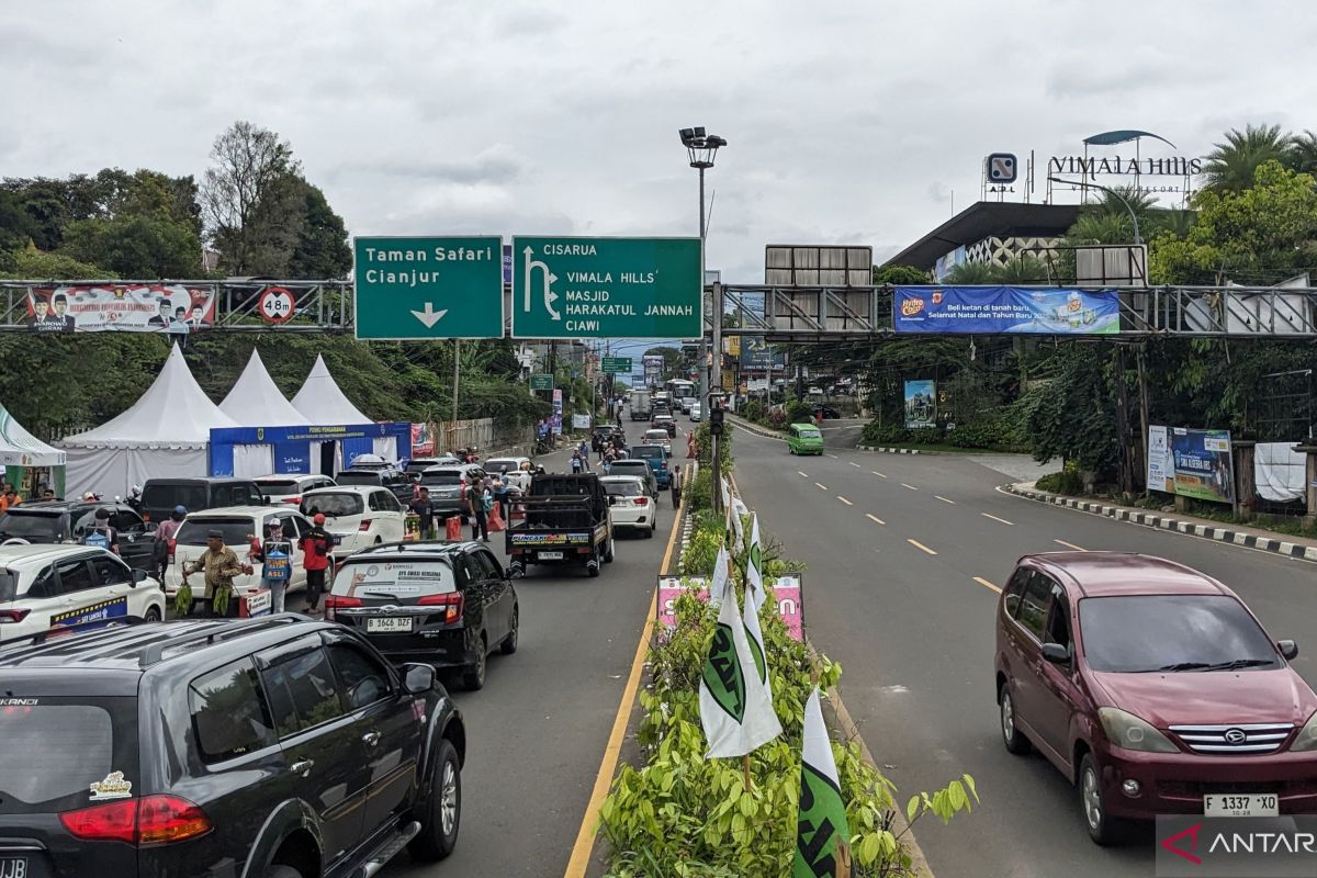 Sebanyak 1,1 juta kendaraan melintasi jalur Puncak