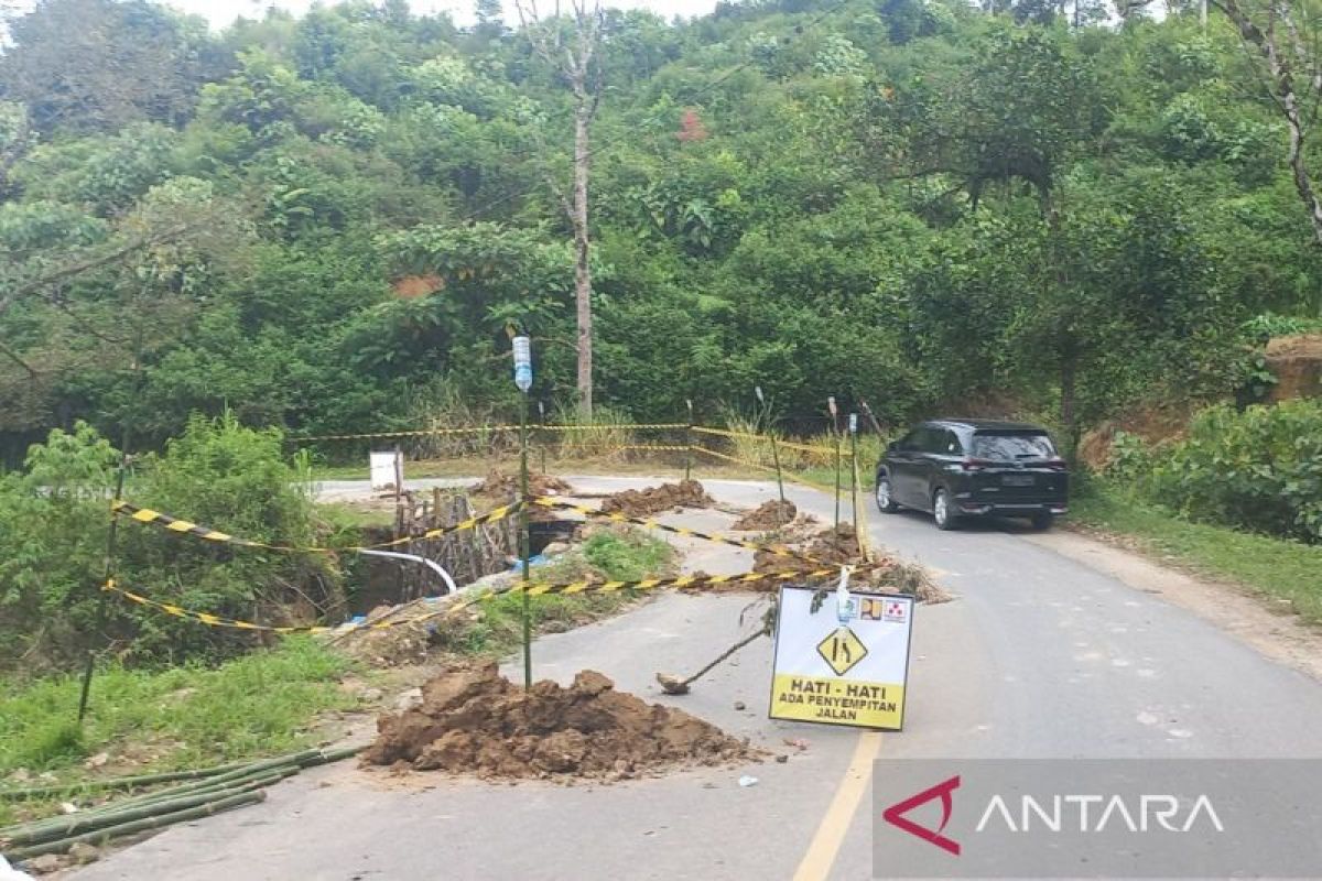 Jalur vital Sipirok-Tarutung terancam putus, warga desak perbaikan segera