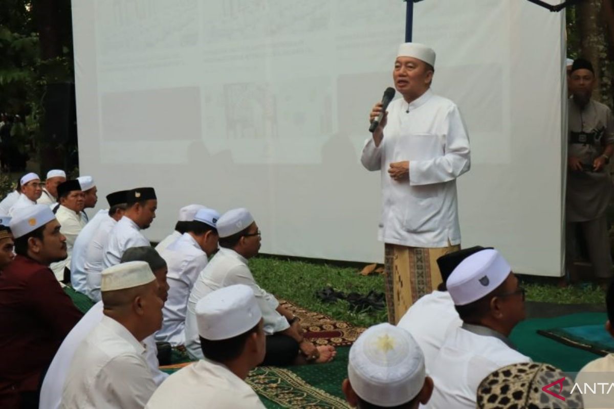 Gubernur Kalsel H Muhidin menyapa jemaah haul Sekumpul