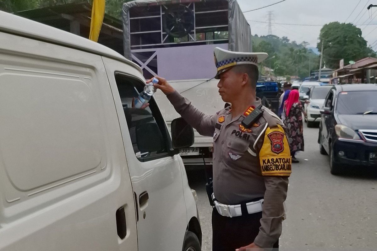 Polres Tapsel bagikan air mineral dan permen kepada pengendara di Aek Sijorni