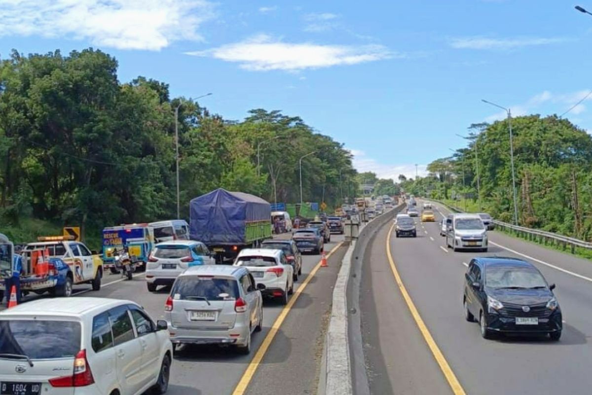 5 kendaraan terlibat kecelakaan beruntun di Tol Cipularang