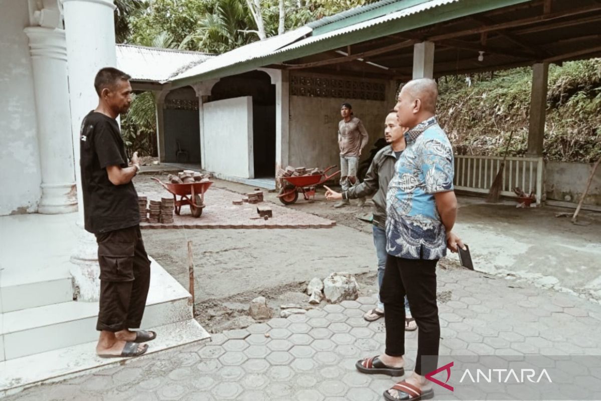 Anggota DPRA Irpannusir Tinjau Pembangunan Paving Block di Panton Luas, Aceh Selatan