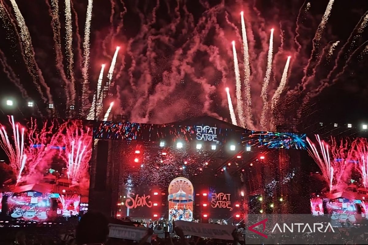 Pesta kembang api tutup konser HUT ke-41 Slank