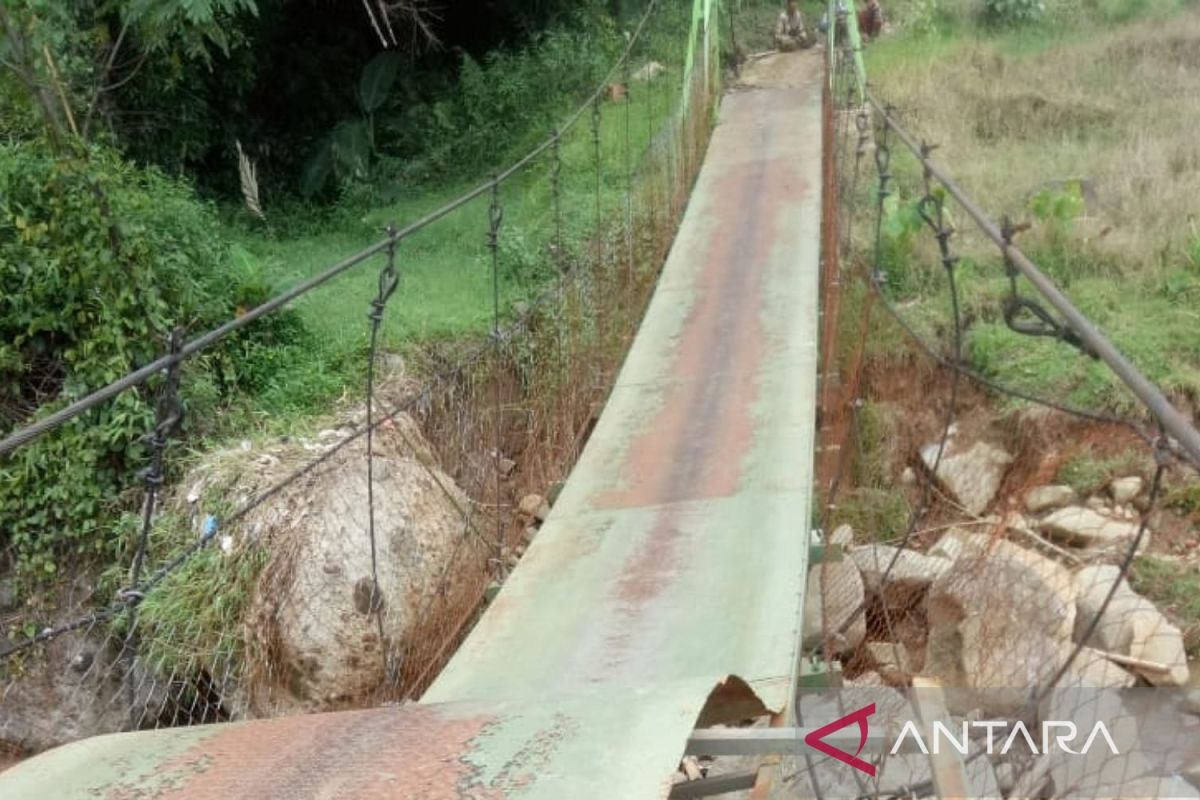 Pemkab Cianjur tuntaskan perbaikan jalan rusak