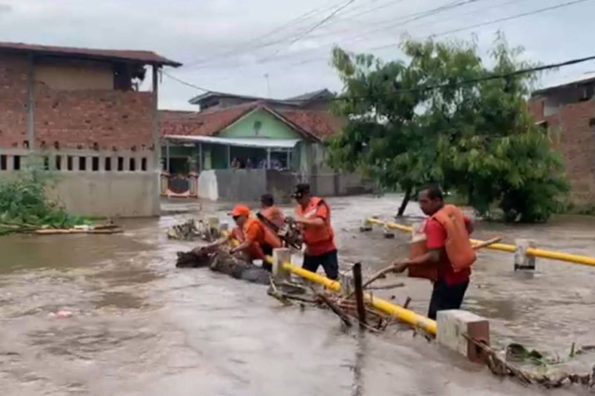 BPBD Bandarlampung lakukan penyedotan air banjir yang masuk rumah warga