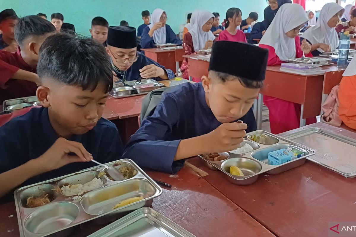 Ribuan siswa SMPN 4 Tanjungpinang mulai dapatkan makanan bergizi gratis