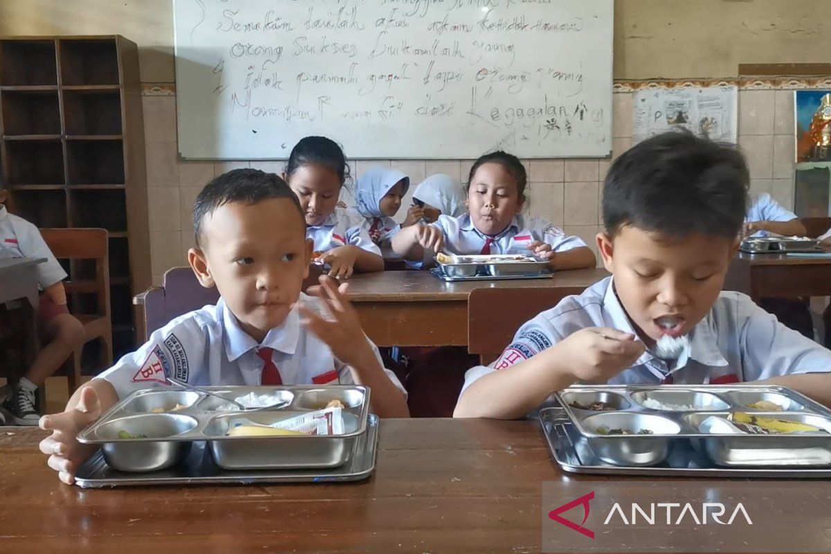 Kepala sekolah:  Makan bergizi minimalisasi siswa jajan sembarangan