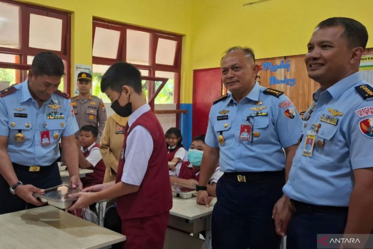 TNI AU distribusikan 3.459 paket makan gratis ke 27 sekolah di Malang