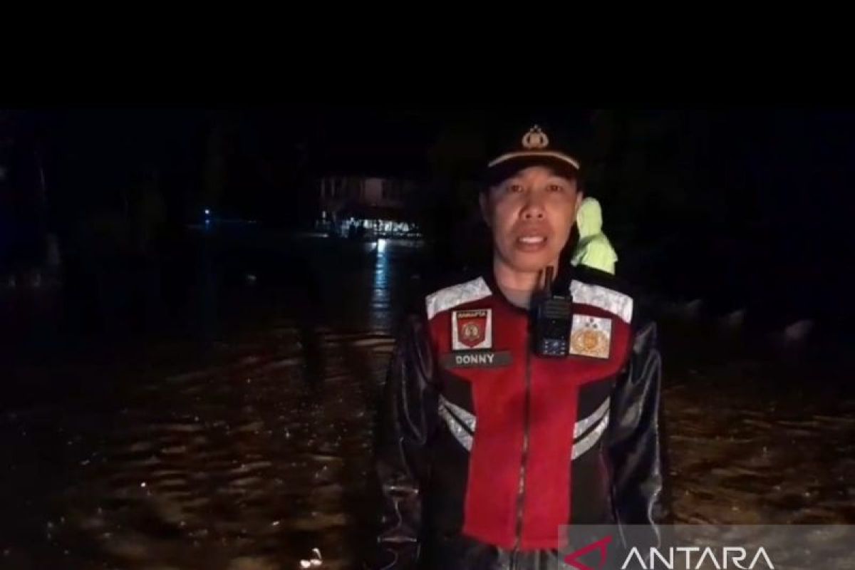 Akses jalan lintas Sumatera di Pesisir Selatan terputus karena banjir