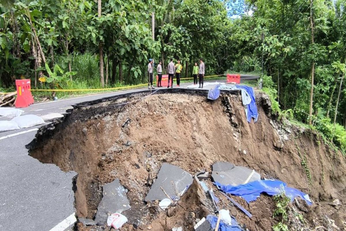 Polsek Nanggulan Kulon Progo cek ruas jalan Sentolo-Nanggukan yang amblas