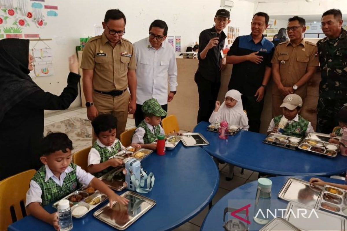 Wamendagri Bima Arya temukan sejumlah catatan dalam MBG perdana di Bogor