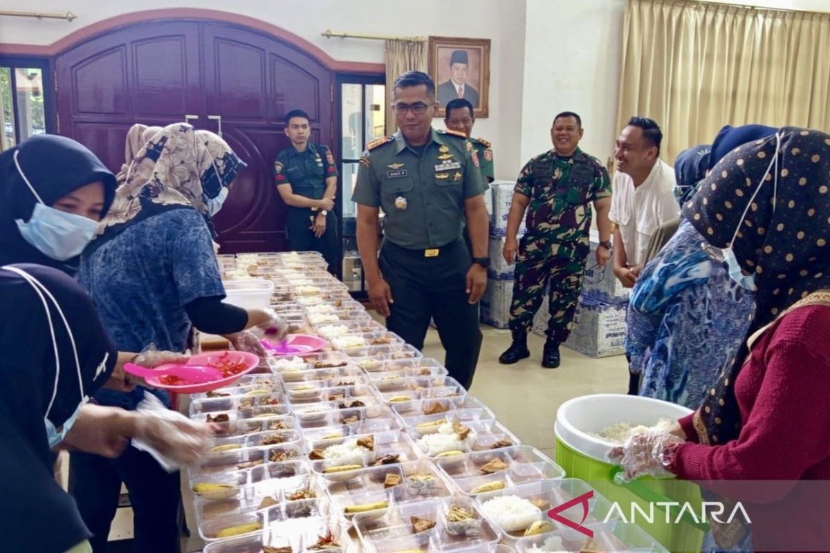 Kodam Mulawarman salurkan makan bergizi gratis di Banjarmasin dan Nunukan