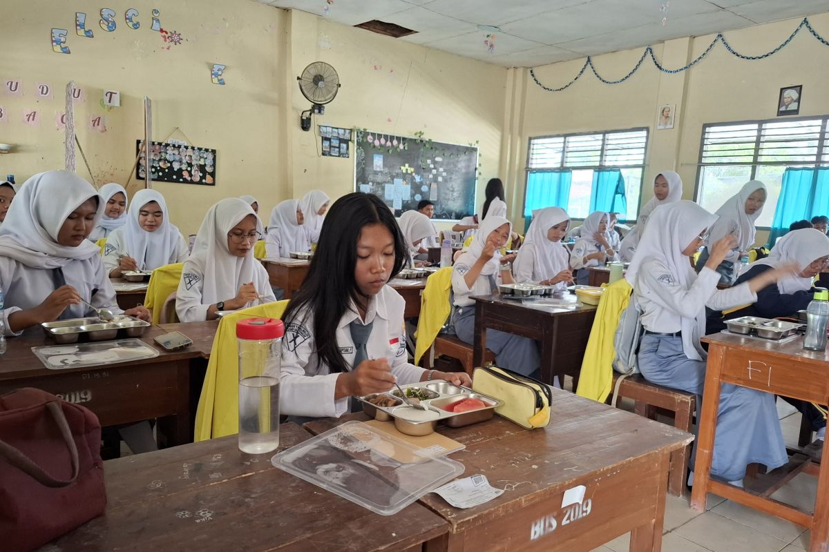 Siswa di Lampung Tengah bersyukur terima makan bergizi gratis