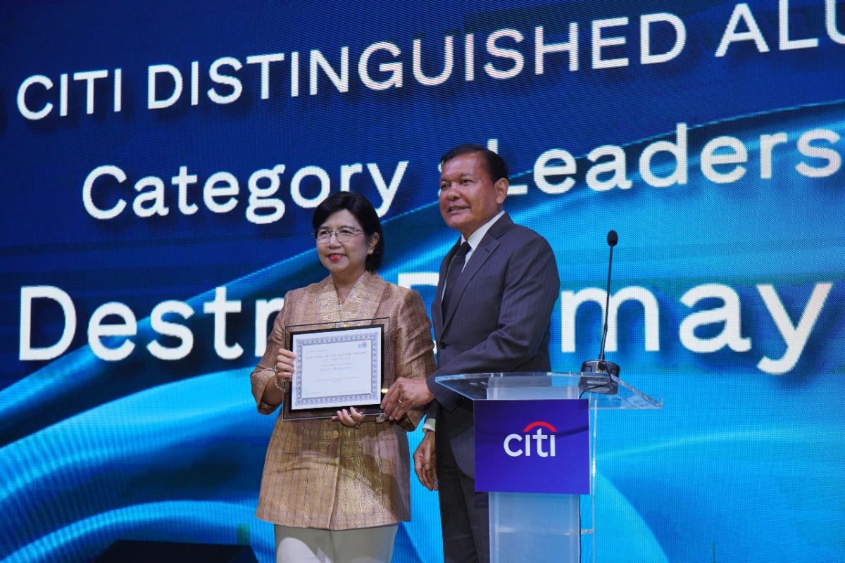 Deputi Gubernur Senior BI dapat penghargaan dari Citi Indonesia