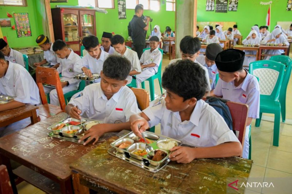 2.279 siswa  di Ambon terima makan bergizi gratis dari pemerintah