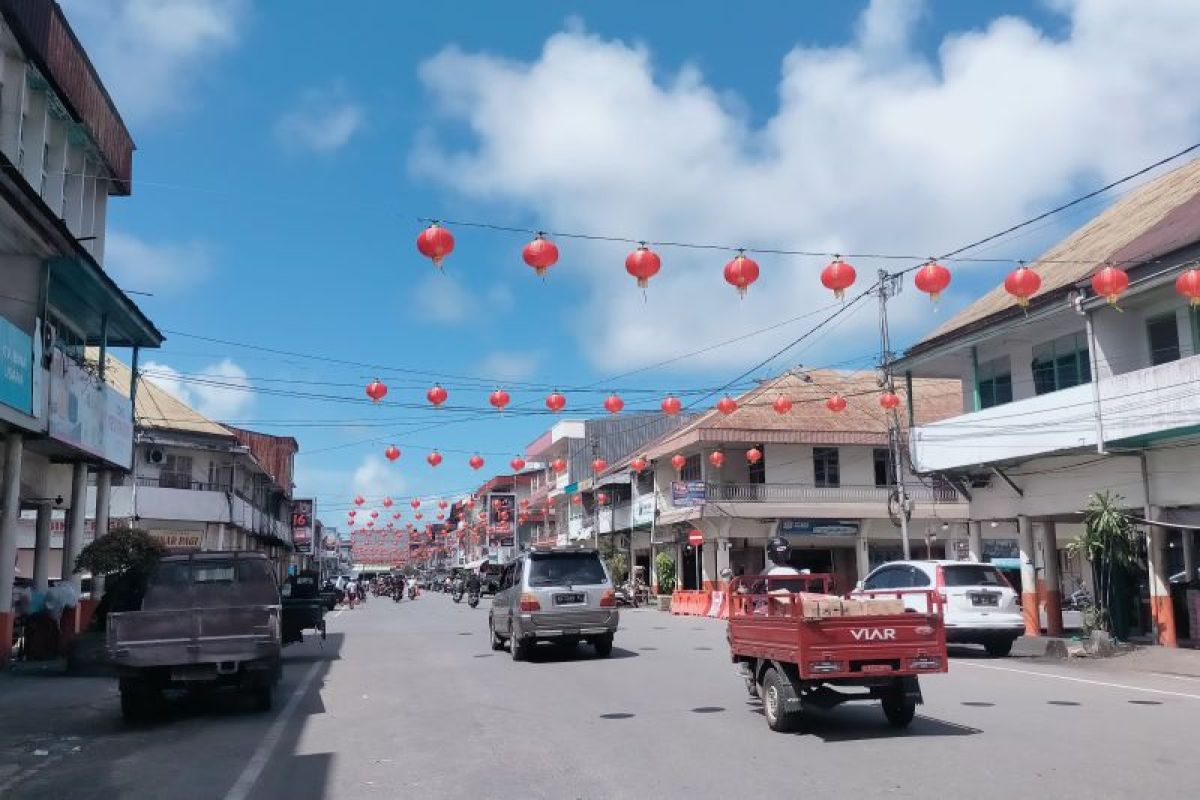 Panitia Imlek dan CGM Singkawang memasang ribuan lampion