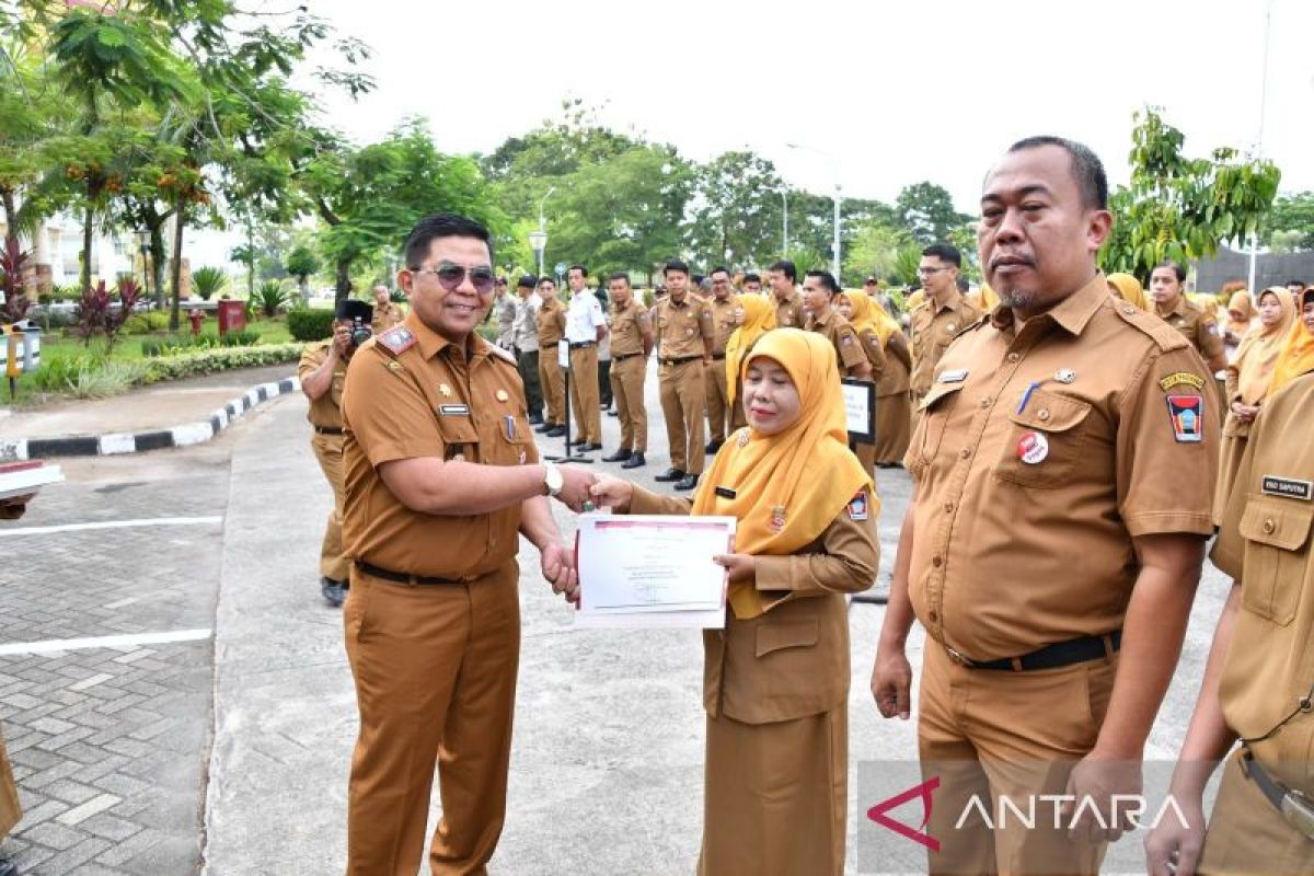 Pj Sekda Serahkan Penghargaan Employee of The 2nd Semester 2024 bagi ASN Pemko Padang