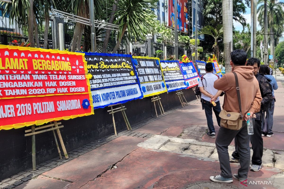 Aliansi dosen lakukan aksi damai di Kemdiktisaintek terkait tukin