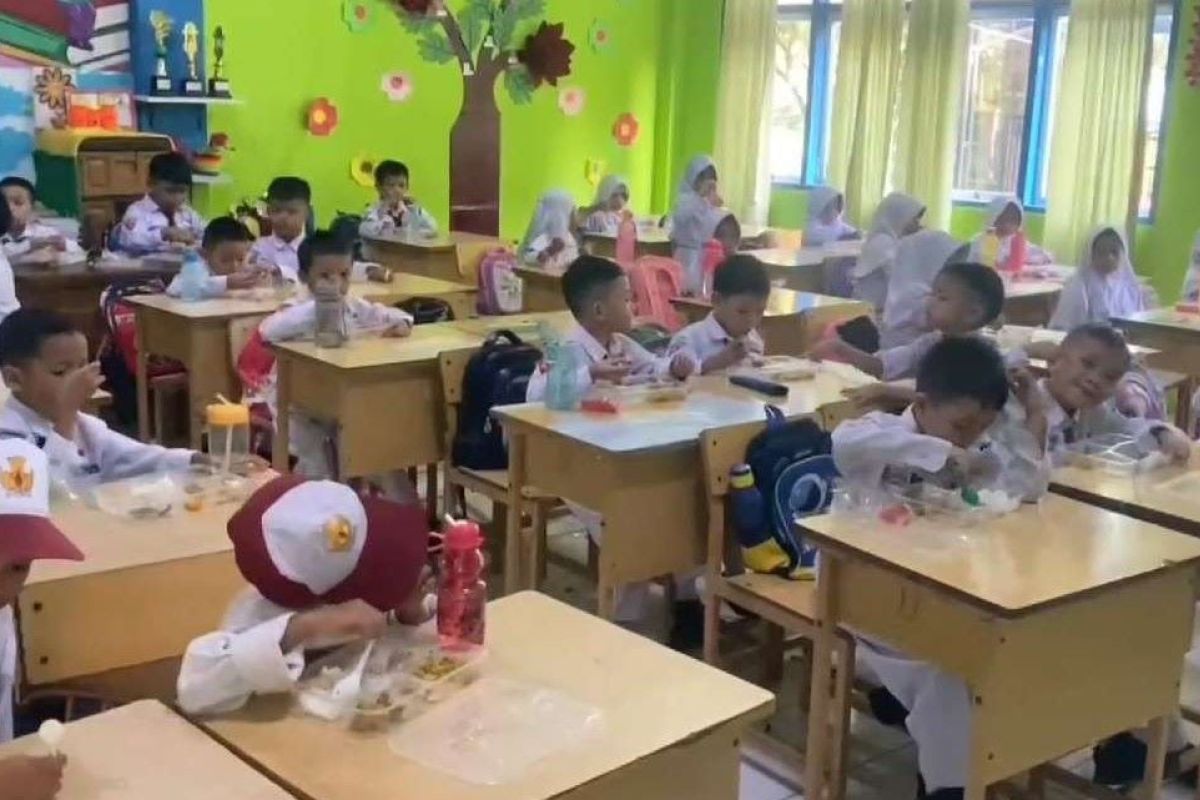 Makan bergizi gratis perdana di Maros menyasar 3.151 siswa