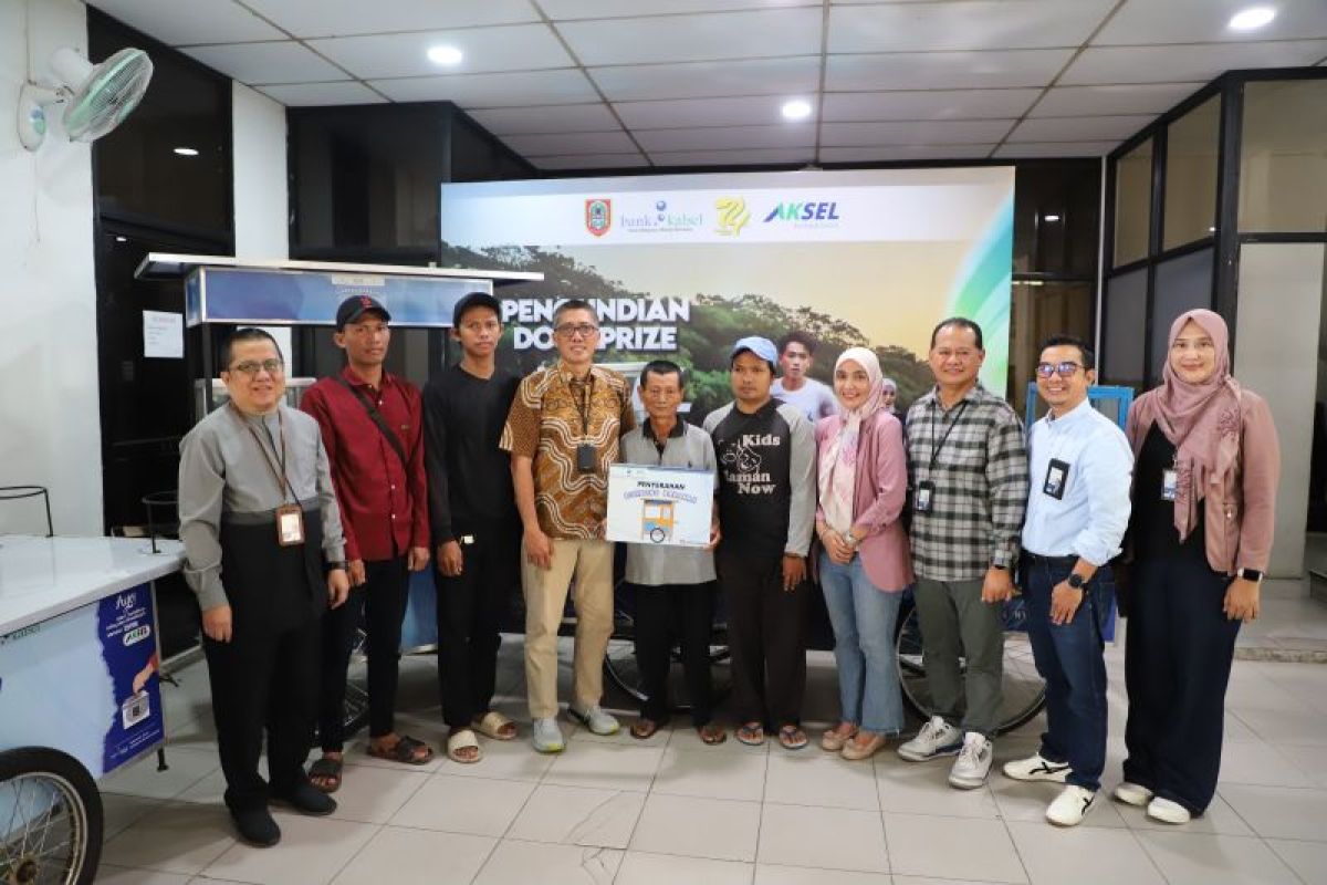 Bank Kalsel serahkan bantuan empat rombong Barakah ke UMKM awali 2025