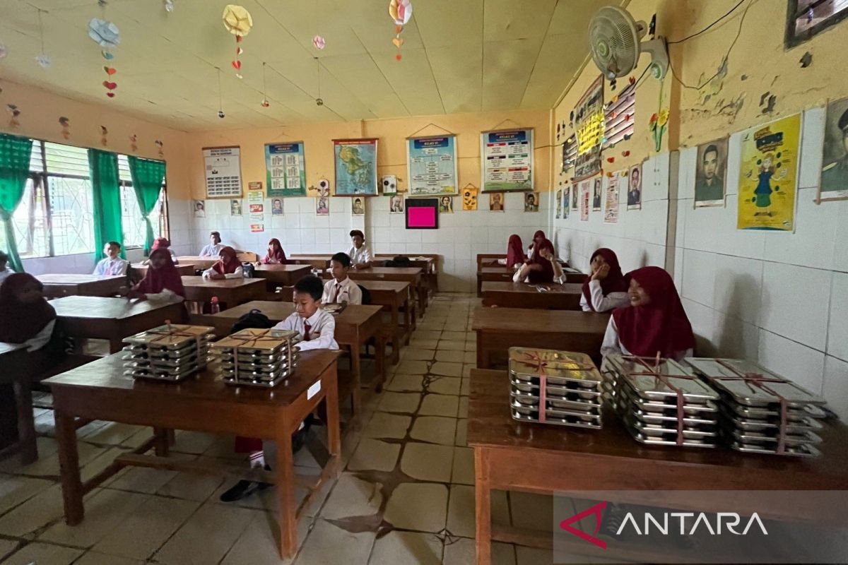 Ratusan siswa SD di Kendari santap MBG dari Badan Gizi