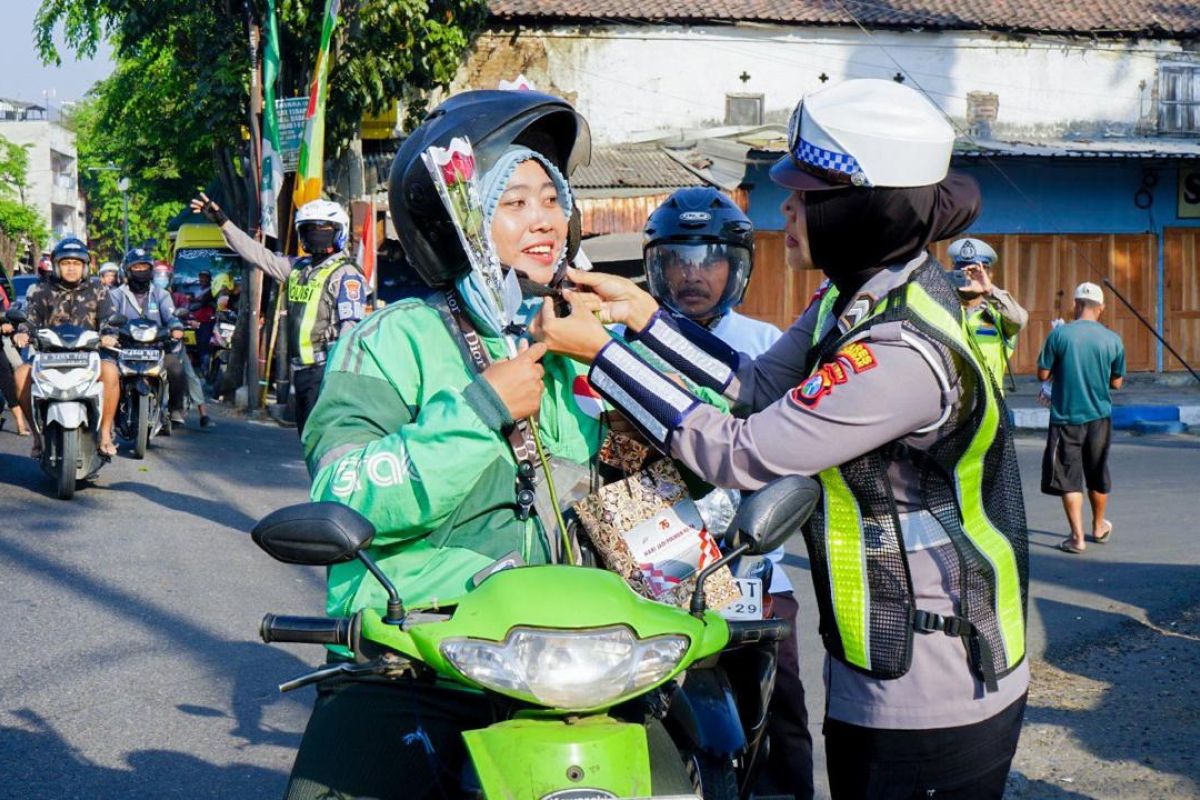 Polres Pasuruan bagikan helm untuk tingkatkan kesadaran dalam berkendara