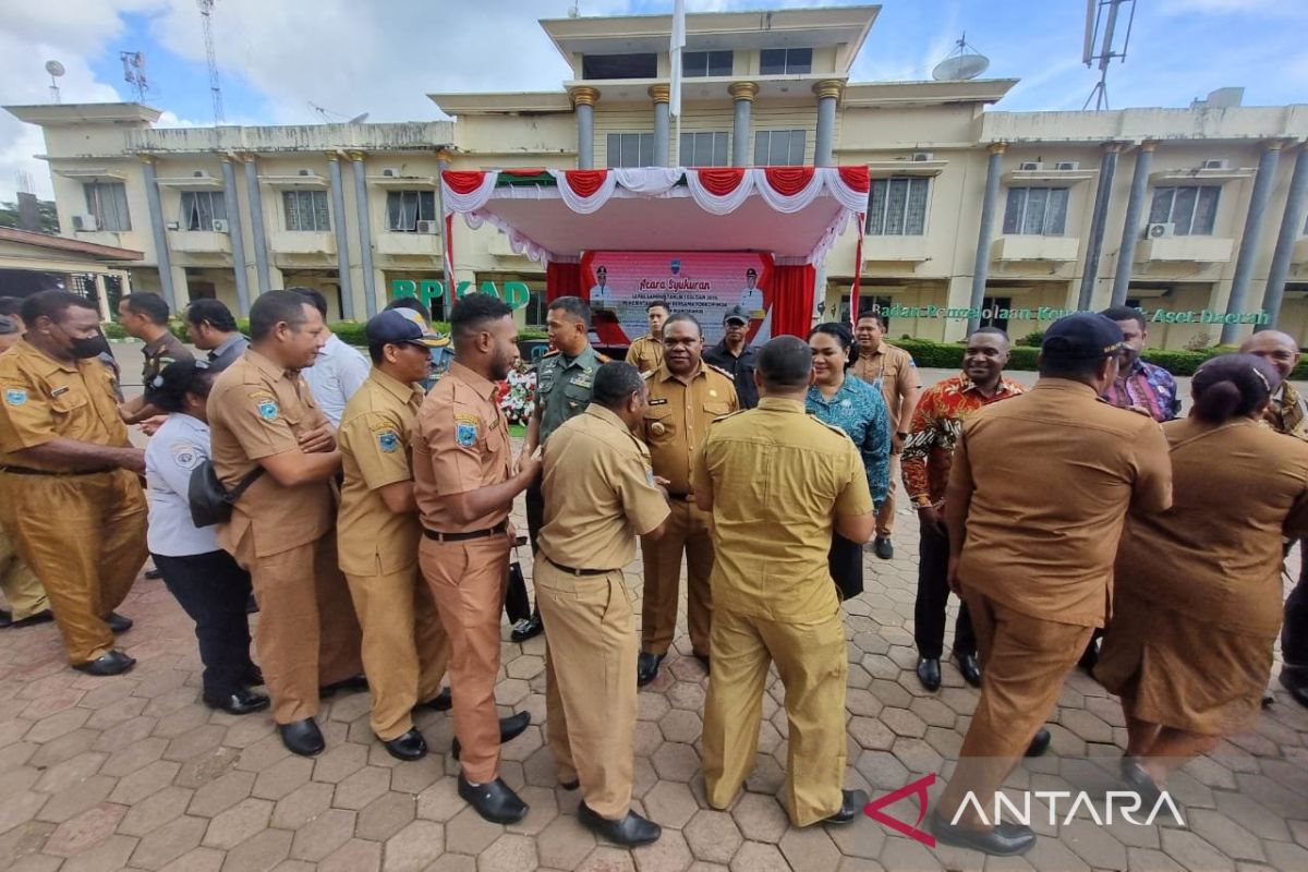 Pemkab Manokwari awali pelayanan tahun 2025 dengan doa bersama