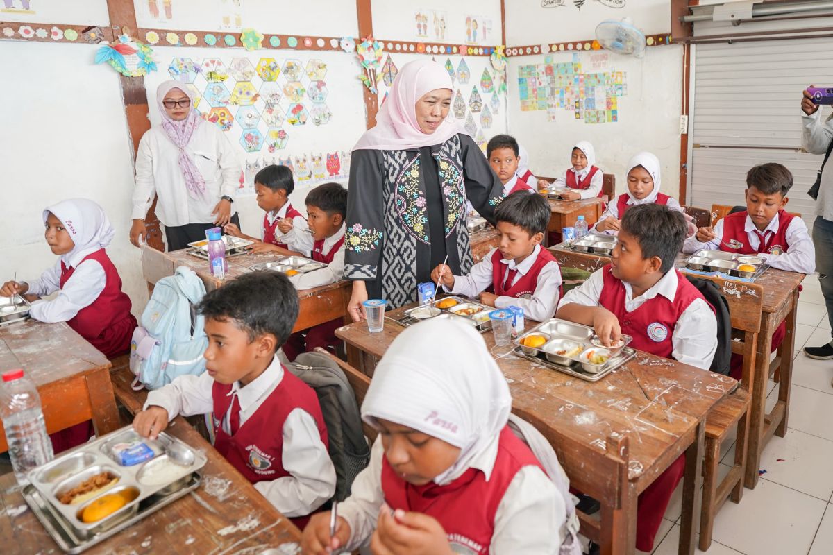 Khofifah tinjau pelaksanaan program MBG di Bangkalan