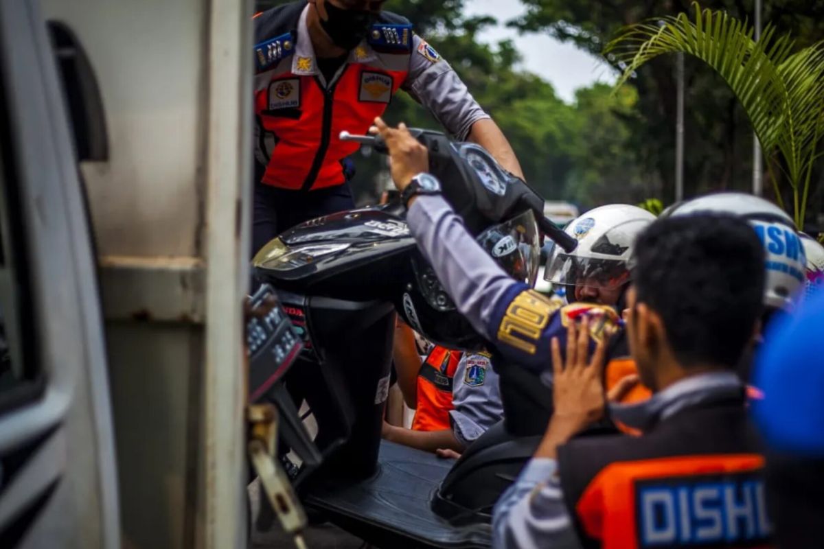 Jaksel sanksi cabut pentil dan derek kendaraan yang parkir liar