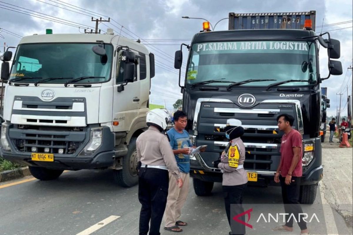 Polisi Balikpapan tindak puluhan truk langgar aturan lalu-lintas