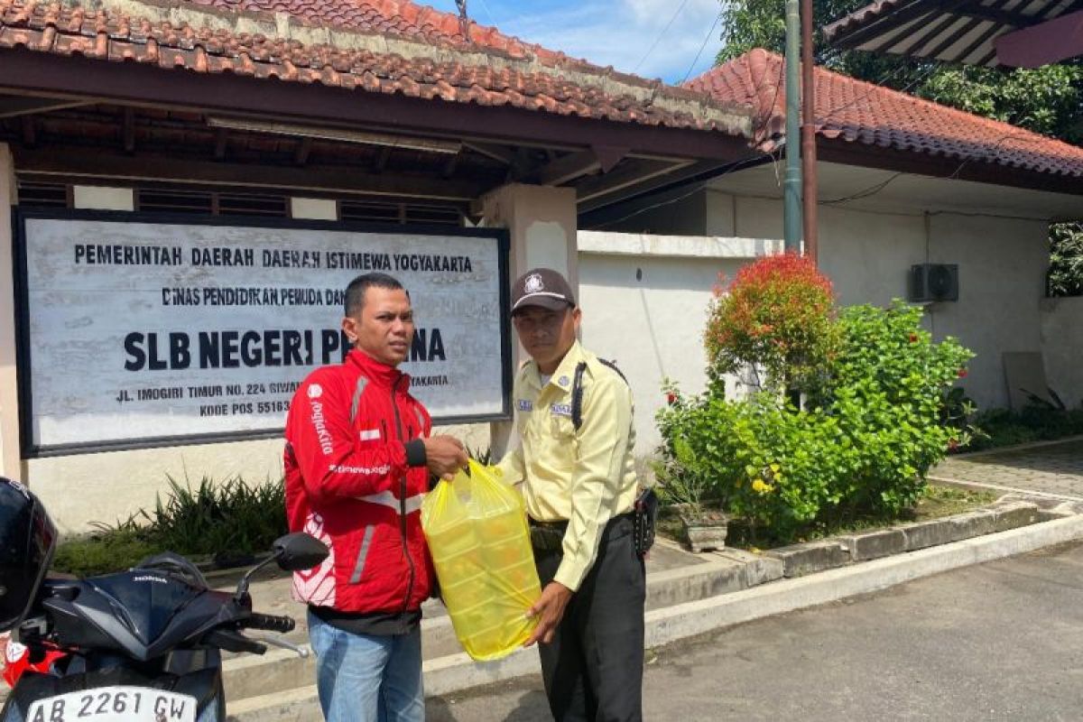 Dukung Program Makan Bergizi Gratis, Ojek Online JogjaKita Salurkan Bantuan ke SLB di Jogja