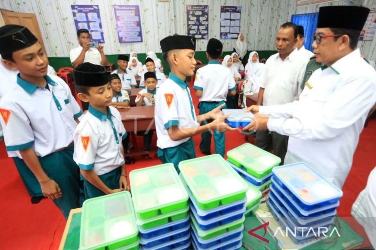 1.360 siswa di Aceh Barat mulai terima program makan bergizi gratis