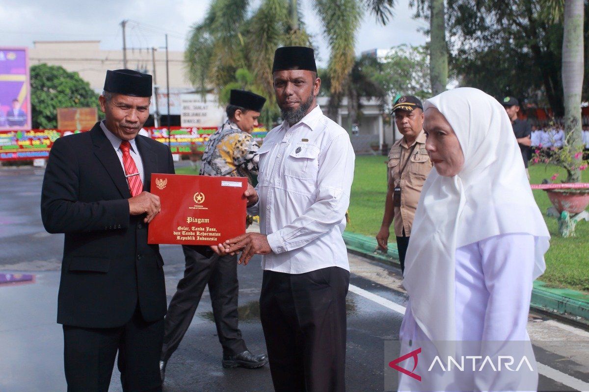 35 ASN Kemenag Aceh Barat terima penghargaan Satyalencana