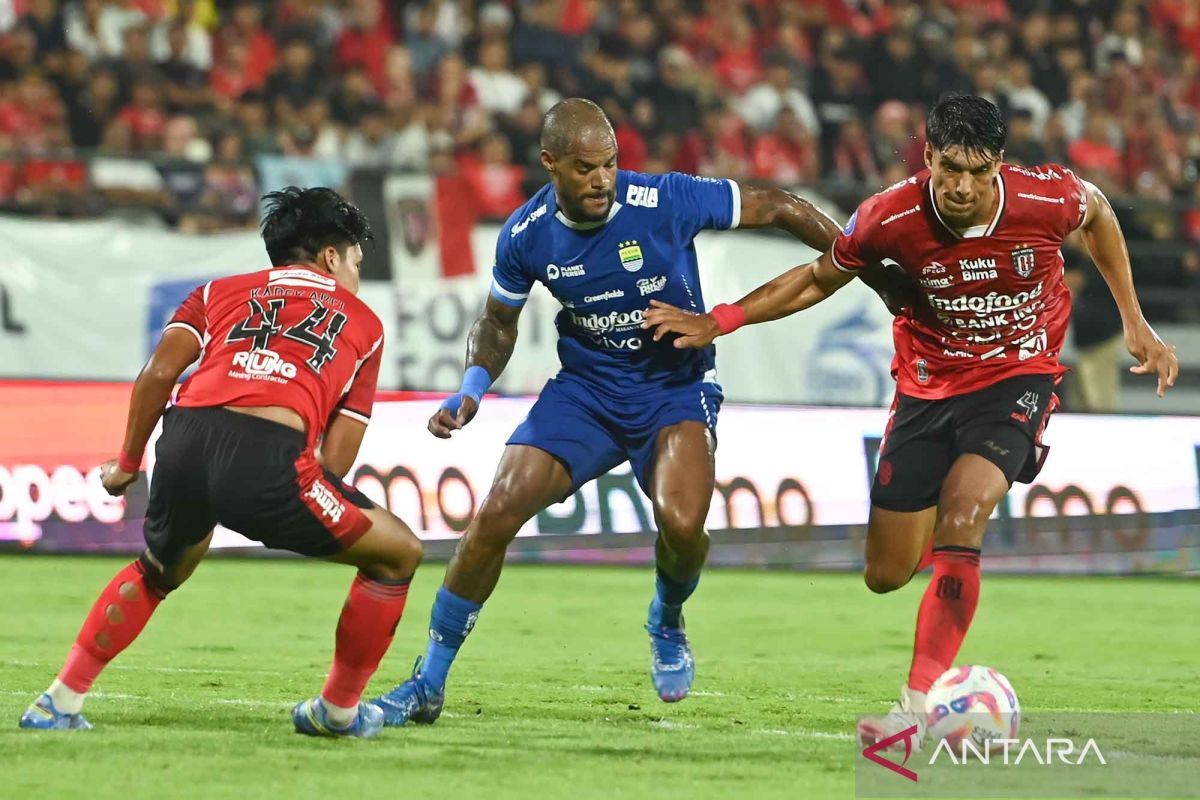 Persib tutup putaran pertama di posisi teratas