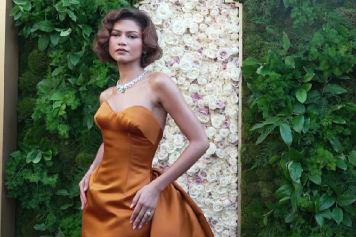 Cincin berlian aktris Zendaya di Golden Globes munculkan rumor pertunangan