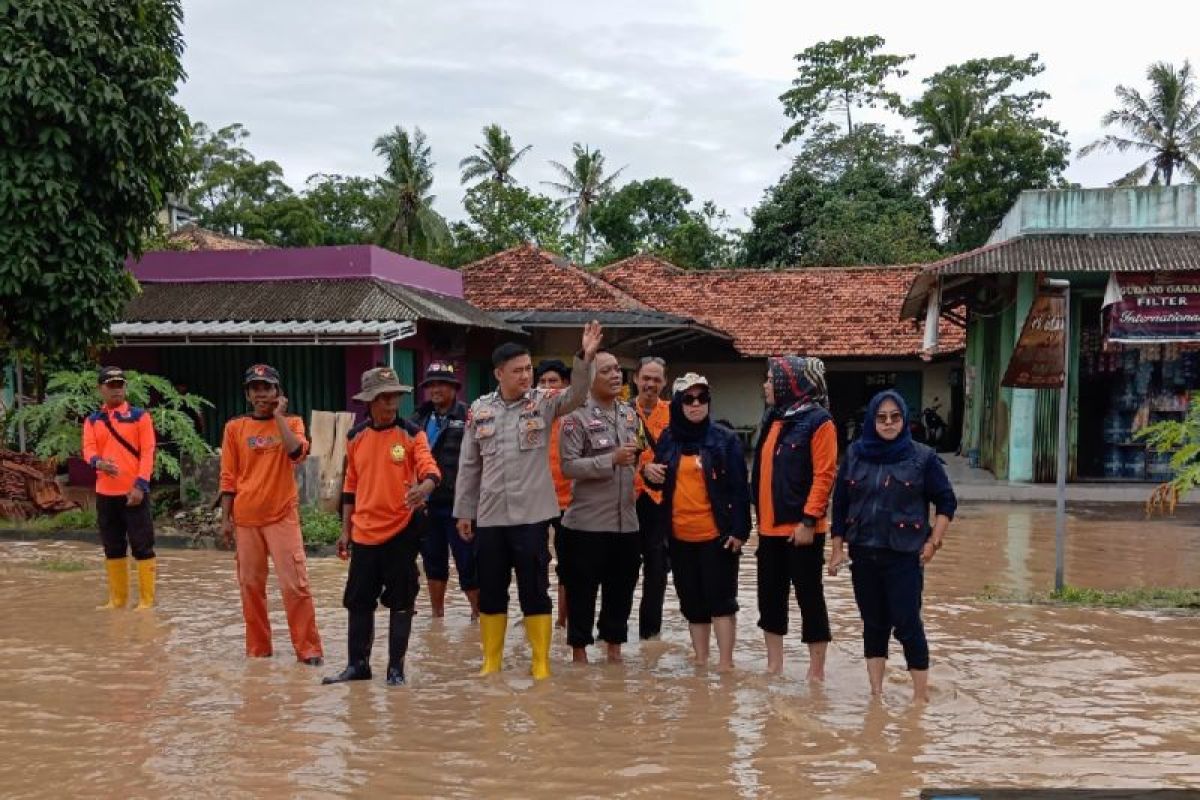 Hujan lebat, banjir landa lima desa di Kabupaten Serang