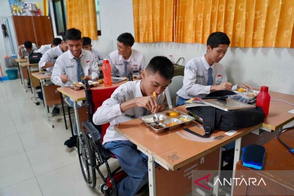 Minister reviews free meals program at Jakarta schools