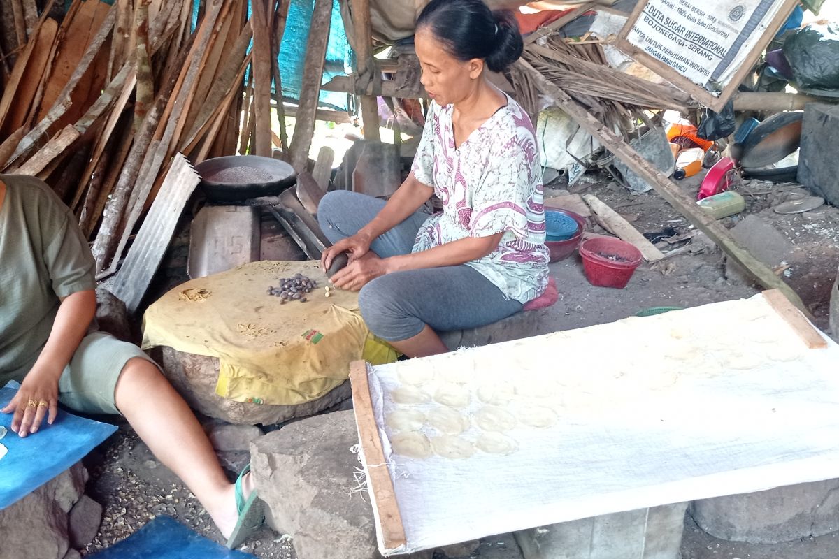 Permintaan emping melinjo di Lebak mulai meningkat