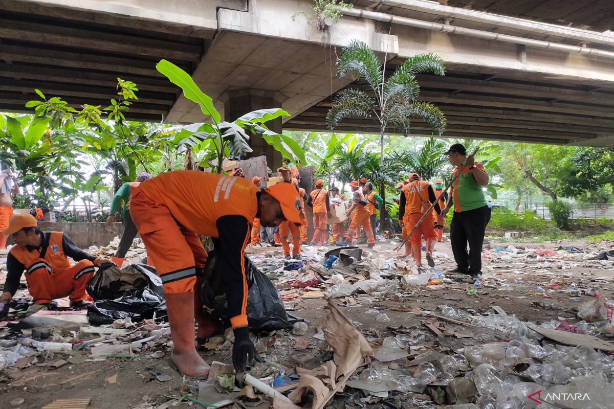 Pemkot Jakbar: Pembersihan Kolong Tol Angke dituntaskan hari ini