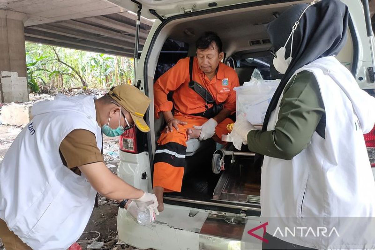 30 lebih petugas terluka saat bersihkan kolong Tol Angke