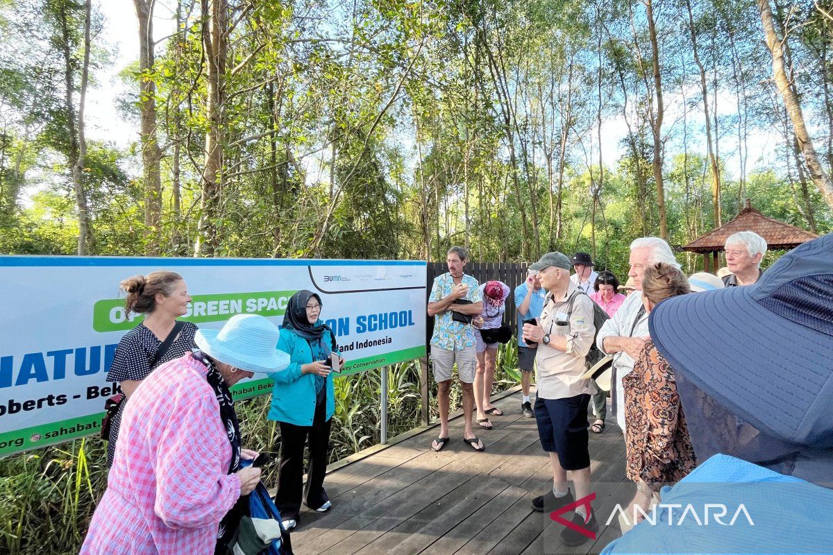 Dr. Amalia Rezeki sambut wisatawan kapal pesiar Australia di Stasiun Riset Bekantan